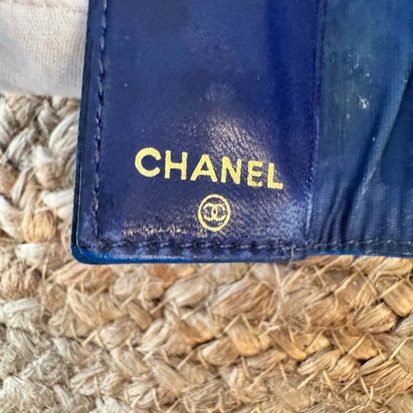 Chanel key case caviar leather with the iconic CC logo embossed on the front. - Picture 14 of 15